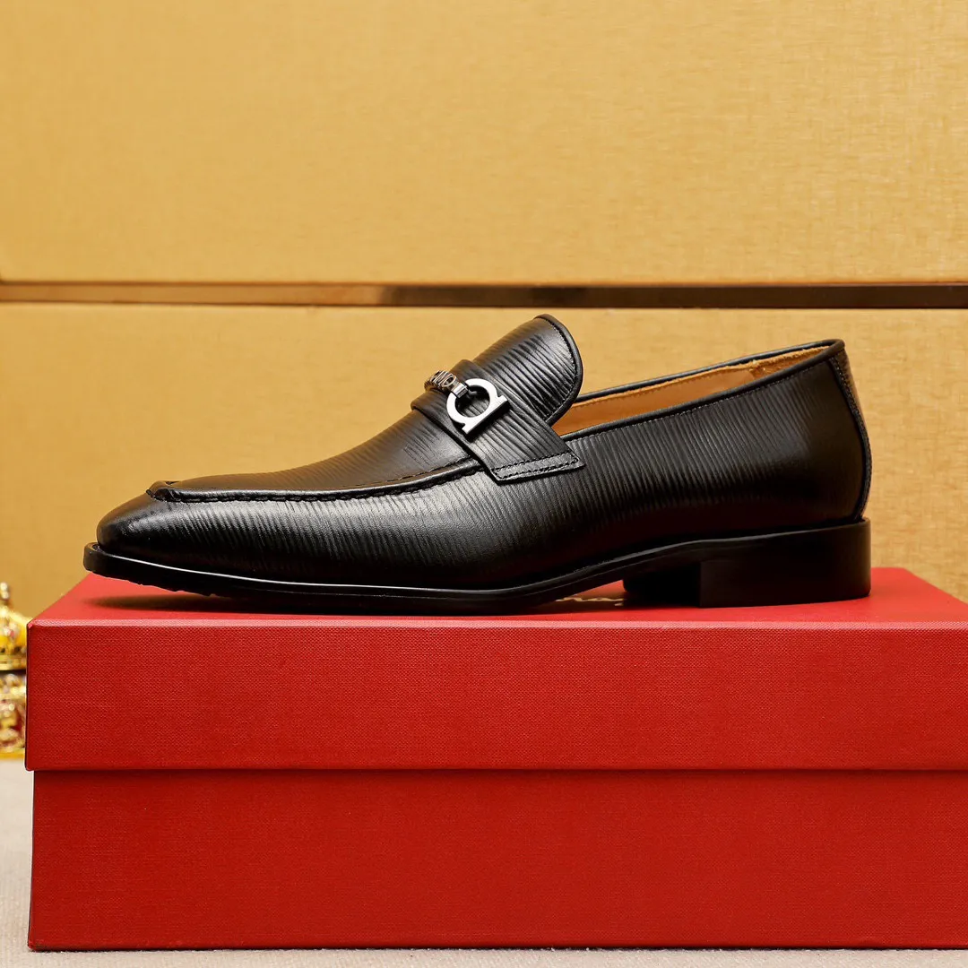 Men's shoes 💰460 💐 Product trademark: Ferragamo "Ferragamo" casual leather shoes Regular size: 38-44 (45.46🉑️customized) Product materials: Selected imported first-layer open-edge beaded cowhide floral upper + luxury hardware buckle, imported water-dyed cowhide leather lining. Strong three-dimensional visual effect, original outsole color: 2⃣️seed leather materials optional
